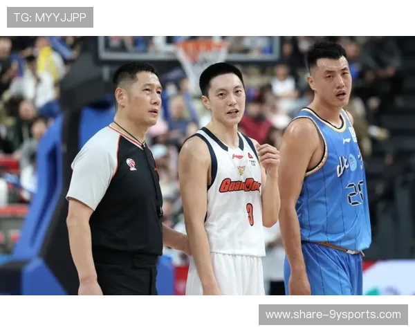 中国篮球联赛新赛季揭幕战精彩纷呈，明星球员纷纷亮相助力球队争夺冠军